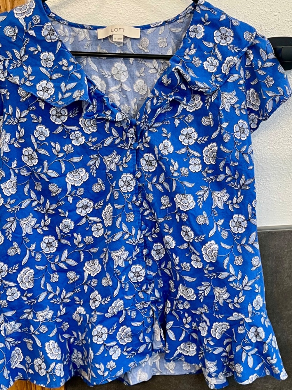 Loft Blue White Floral Ruffle Peplum Blouse Short Sleeve Size Medium - Picture 4 of 9
